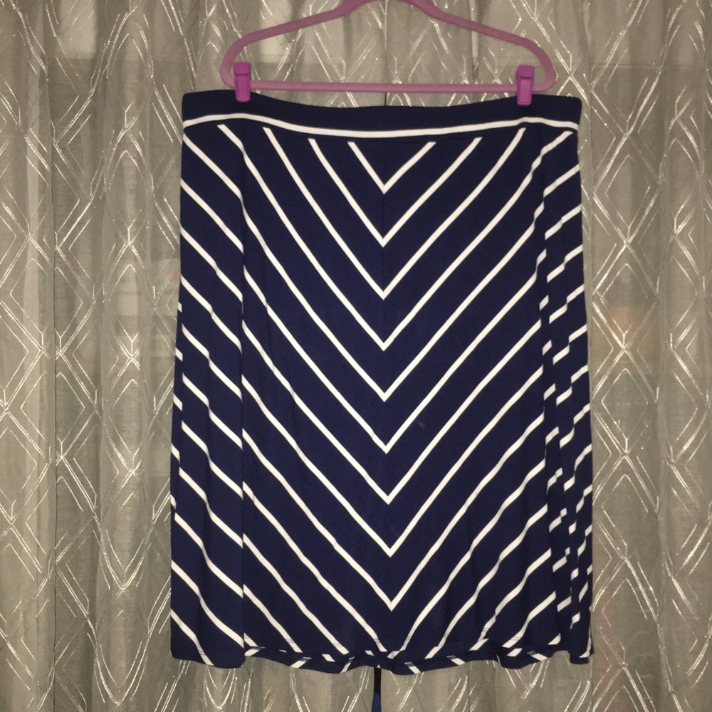 💜3 FOR $30-Navy chevron skirt